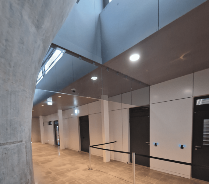 Lumière naturelle traversant les écrans de cantonnement transparents dans la gare
