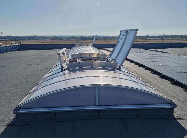 Voûte polycarbonate double vitrage AEROLUX avec désenfumage intégré