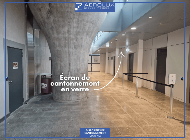 Technicien AEROLUX posant un écran de cantonnement en verre résistant au feu