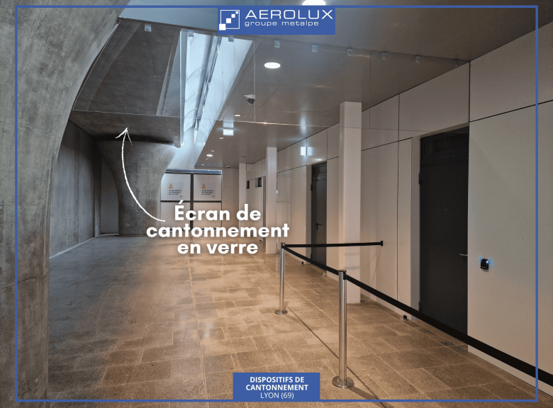 Dispositif de cantonnement vitré installé dans le hall principal de la gare Lyon Part-Dieu (69)